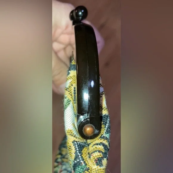 VINTAGE TAPESTRY FLORAL COIN PURSE WITH LUCITE KISS LOCK HAND MADE IN JAPAN - Picture 4 of 8